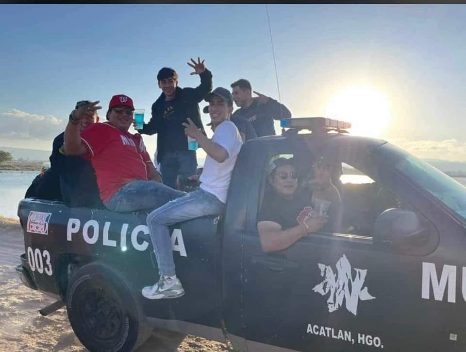 Policías Acatlán y fiesteros