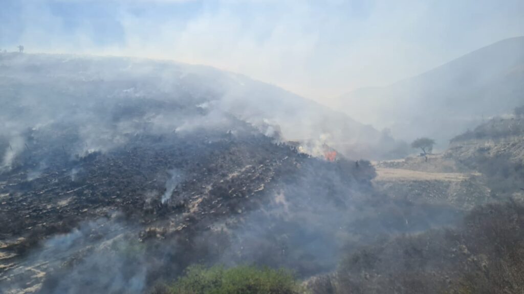 Siguen incendios en Ixmiquilpan.