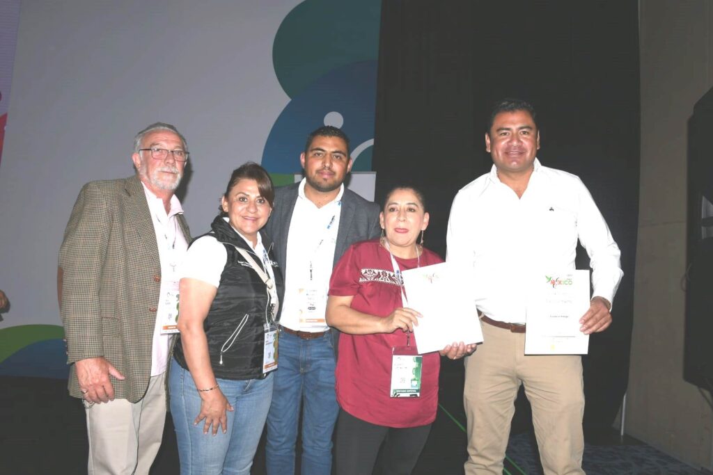 Recibe premio culinario y margina a cocineras