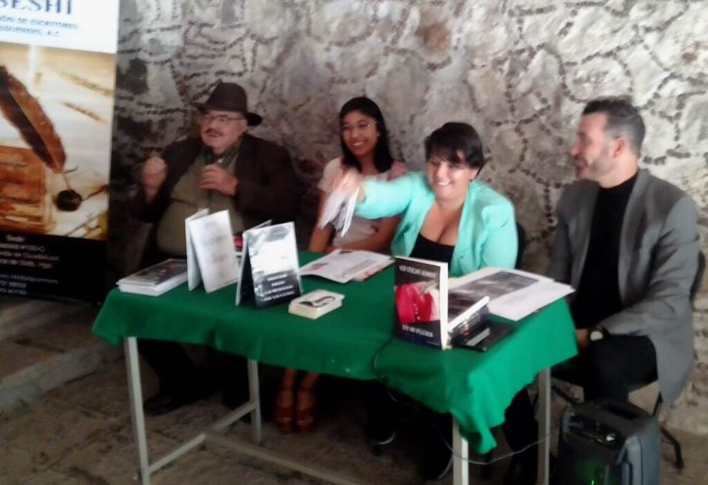 Presenta novela la escritora Elide Hernández.