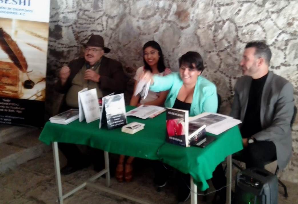 Presenta novela la escritora Elide Hernández.