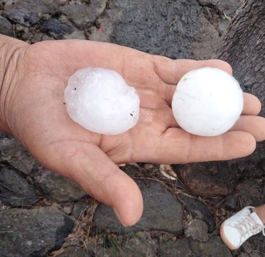 Cae granizo gigante en dos municipios de Hidalgo.