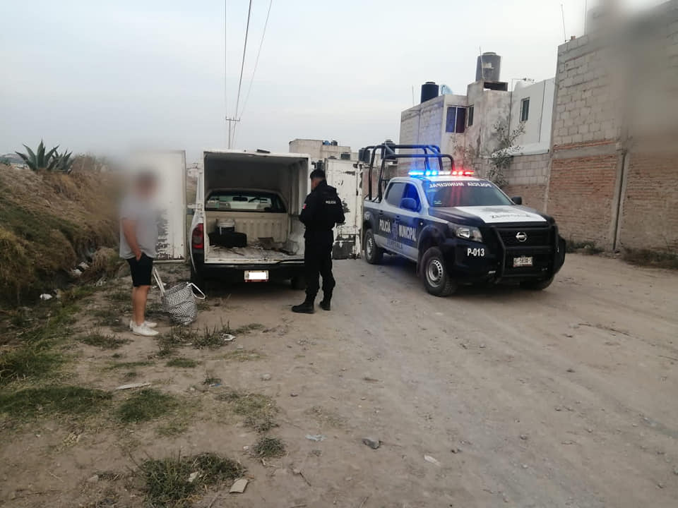Policía detiene a sujeto que tiraba basura al drenaje