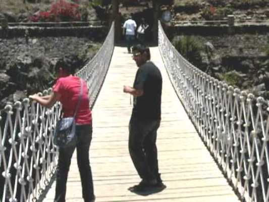 Cae mujer de puente colgante en Huasca.