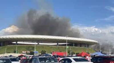 Provocado incendio alrededor de estadio Akron