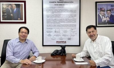 Mario Moreno apapacha a Noroña.