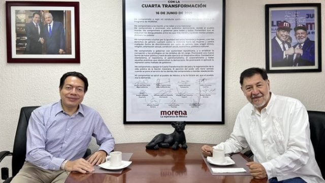 Mario Moreno apapacha a Noroña.