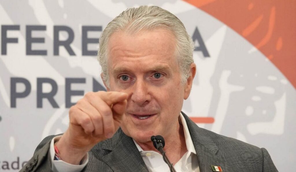 Creel y Ebrard son incomodados por la prensa