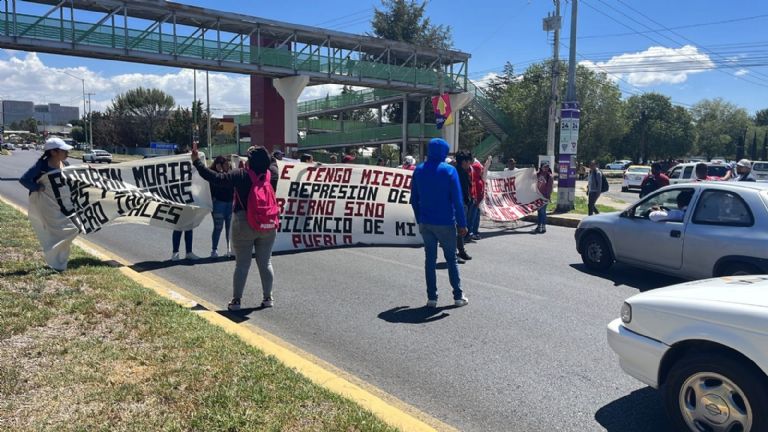 Bulevard Felipe Ángeles bloquedo por normalistas