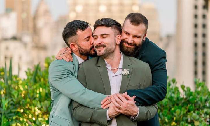 Se casan tres hombres en Brasil