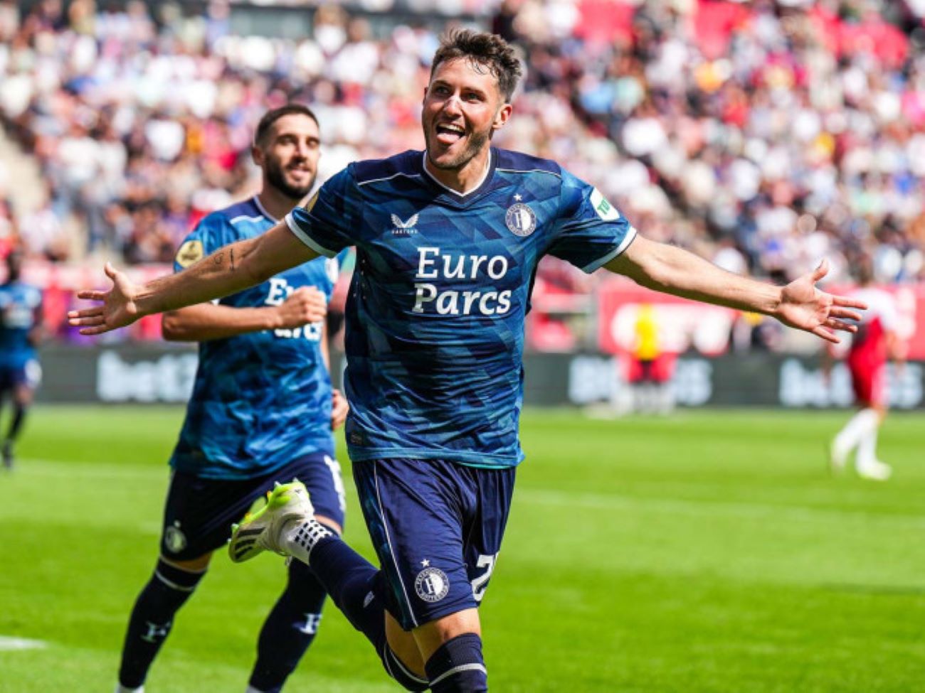 Santiago Giménez hace doblete para el Feyenoord