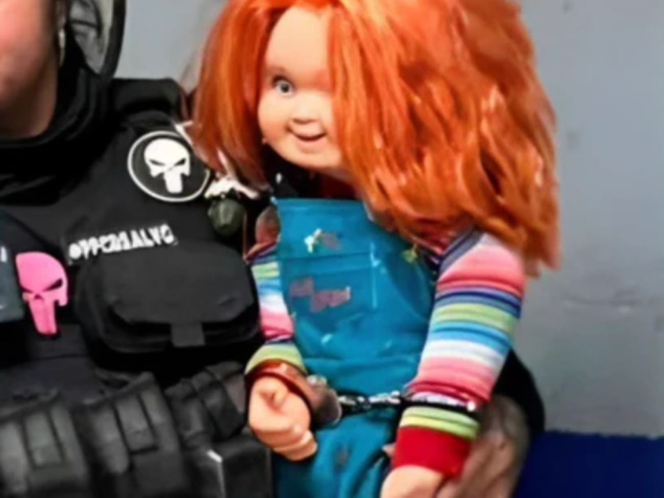 Detienen, esposan y encarcelan a "Chucky", una historia real