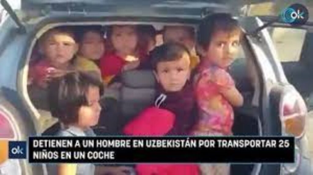 Sujeto llevaba 25 niños en auto compacto