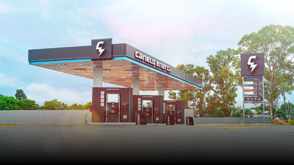 Canelo inaugura su cadena de gasolinerías