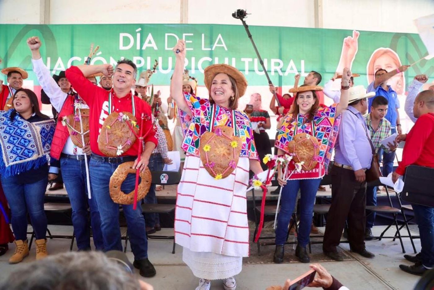 Xóchitl Gálvez es arropada por priístas y panistas de Hidalgo