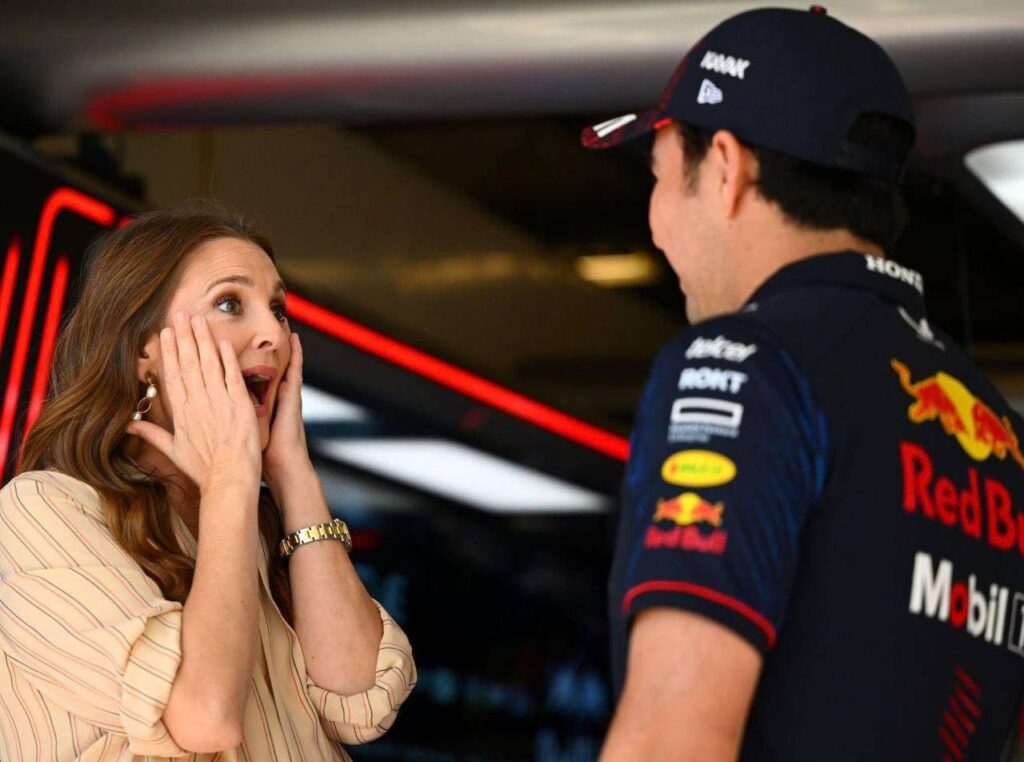 Se encuentran en la pista Drew Barrymore y Checo Pérez