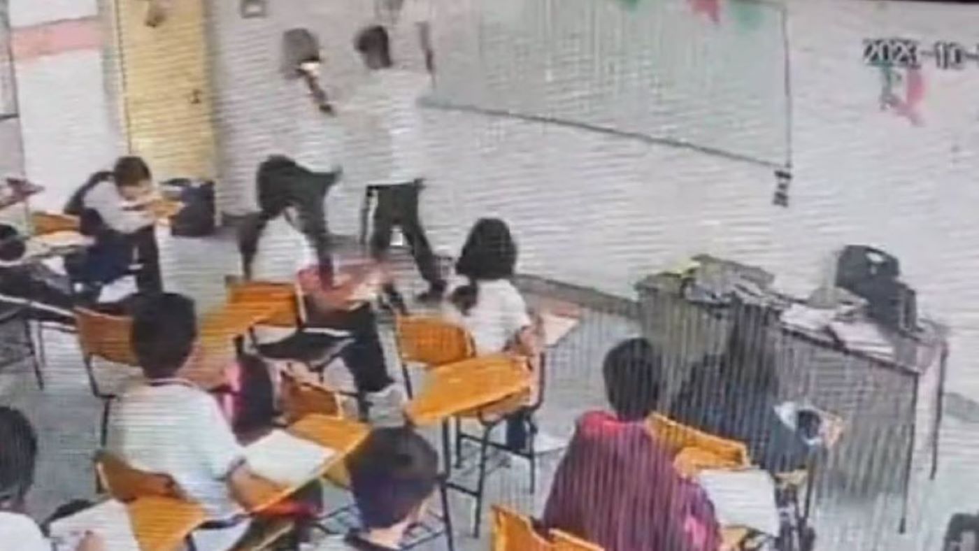 Alumno apuñala a su maestra