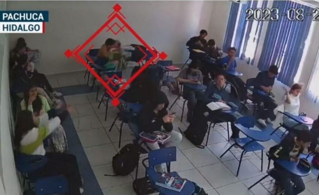 Joven ahorca a compañera en salón de clases