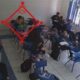 Joven ahorca a compañera en salón de clases