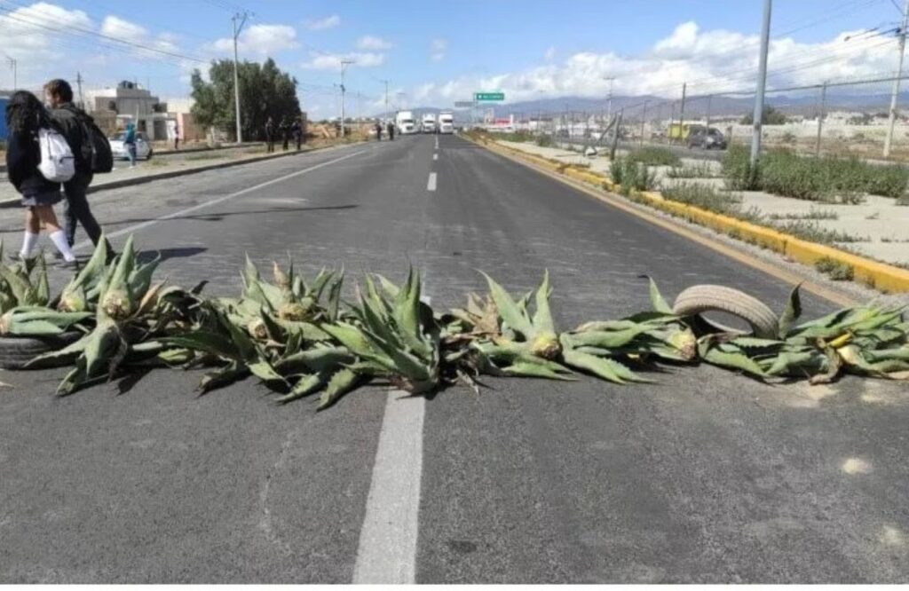 Cierran carretera en Epazoyuacn por falta de agua