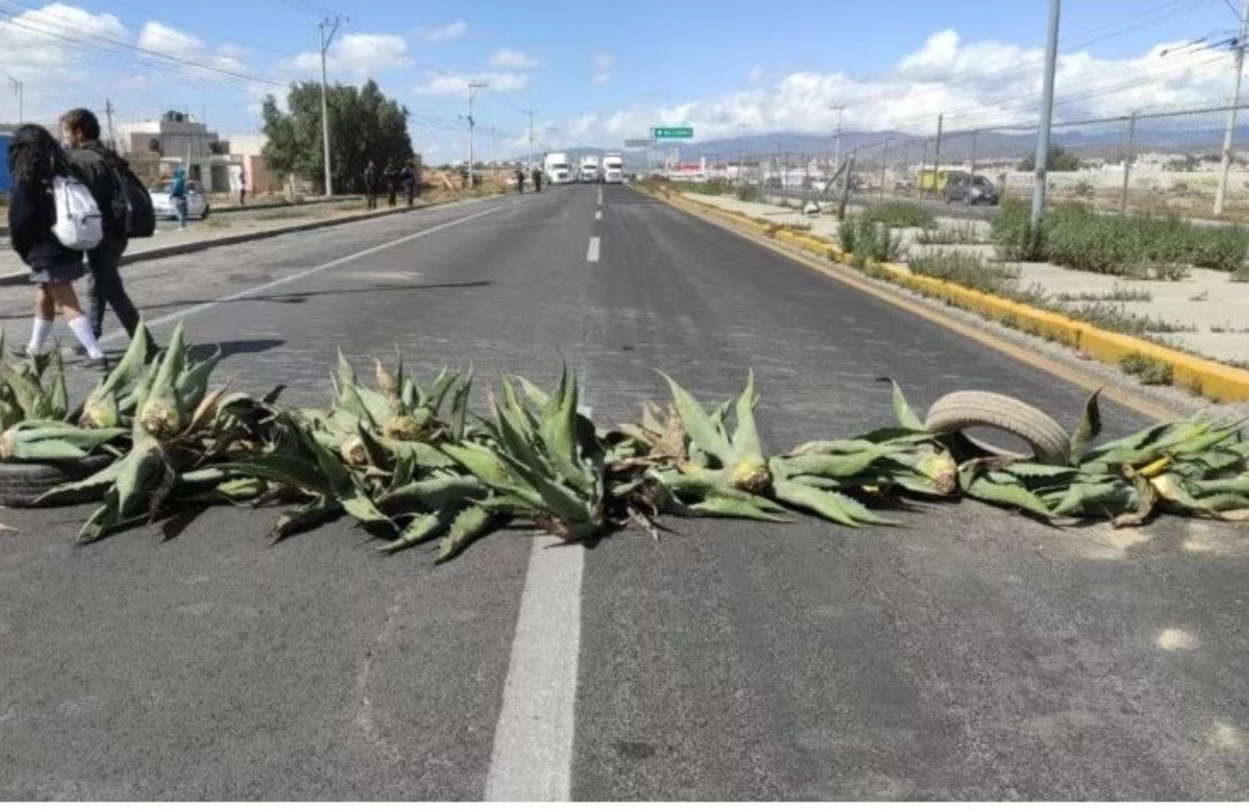 Cierran carretera en Epazoyuacn por falta de agua