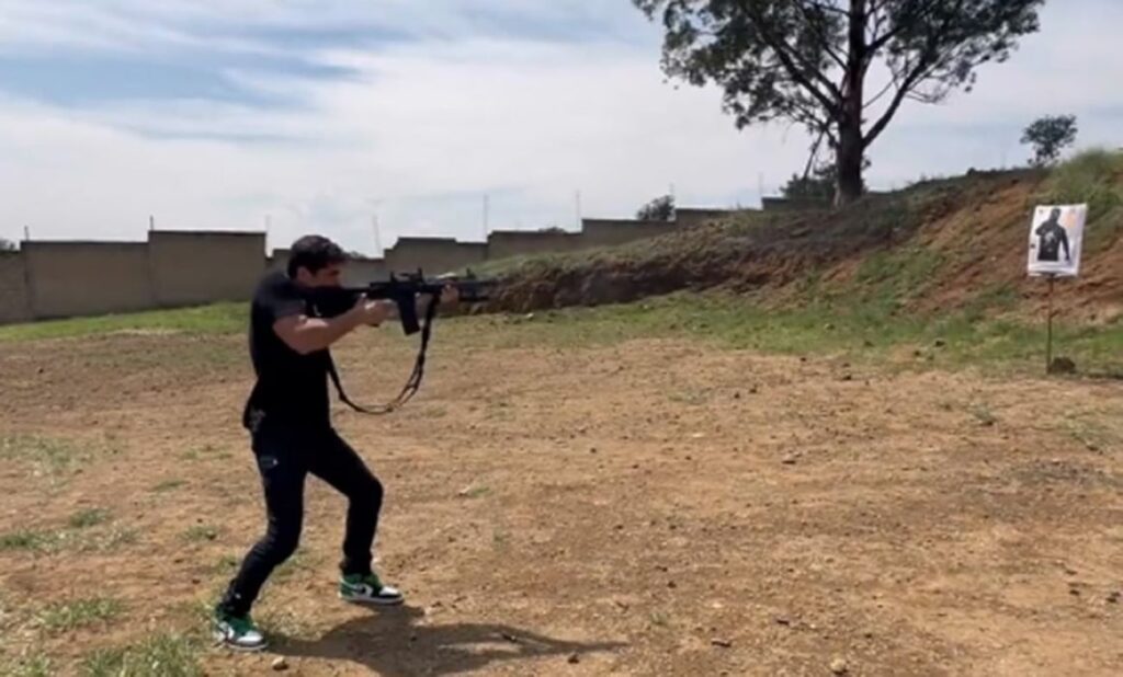 Verástegui sube video disparando armas de fuego