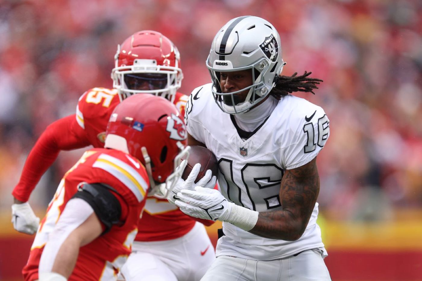 Se hunden los jefes; pierden con Raiders
