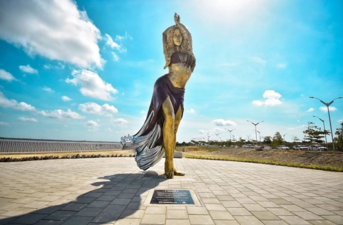 Develan estatua de Shakira en Colombia