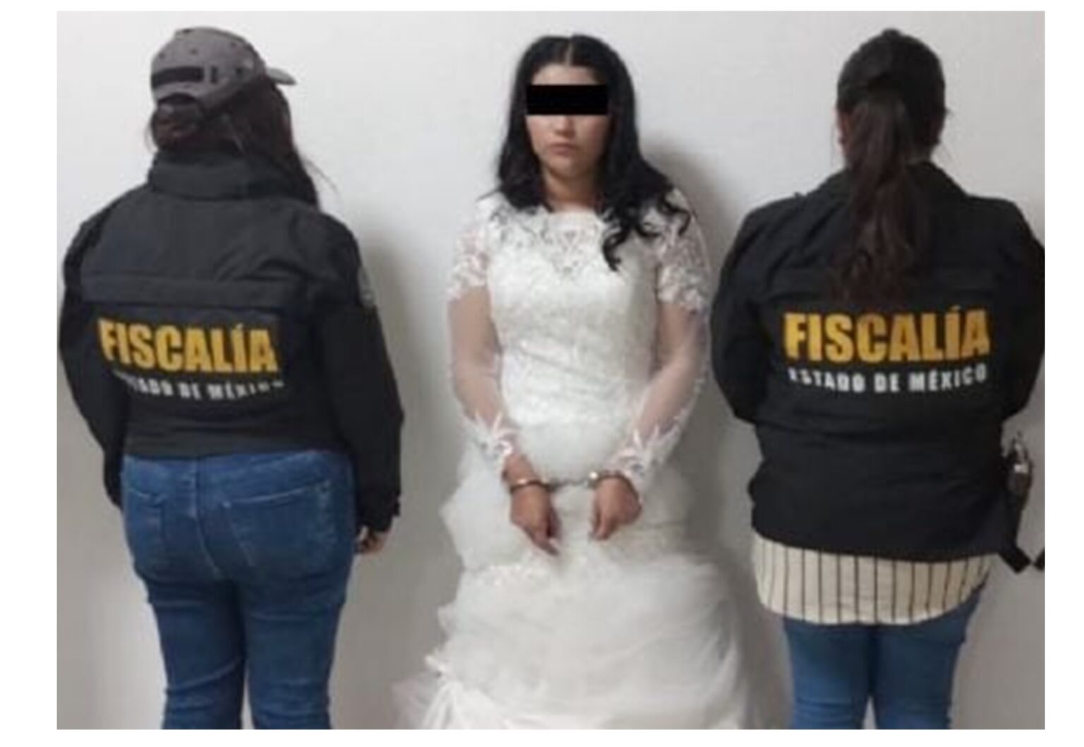Mujer es llevada a la cárcel con su vestido de novia