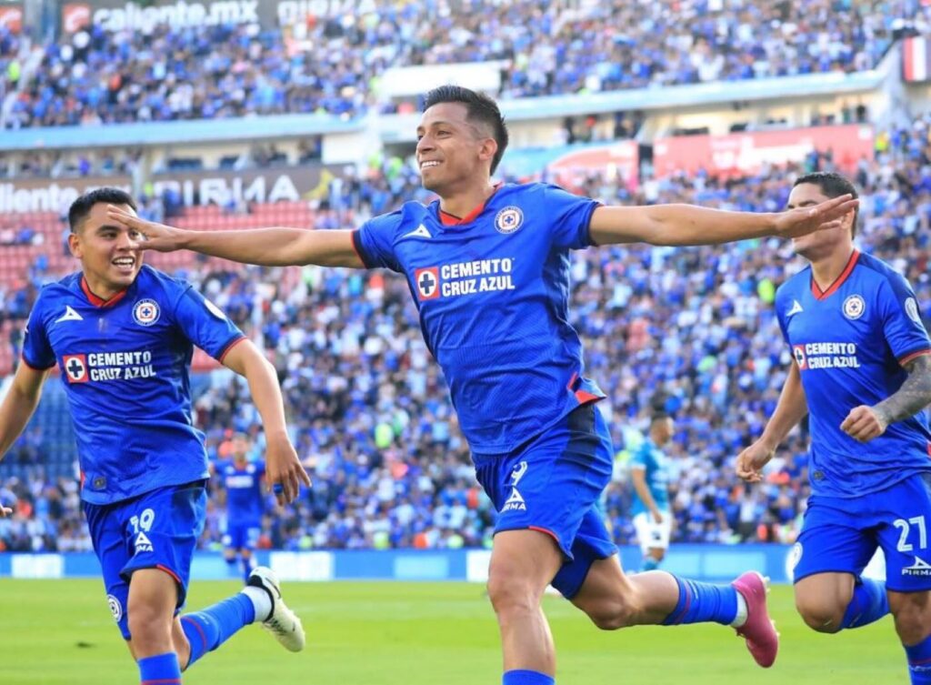 Cruz Azul logra su primer triunfo en el torneo.