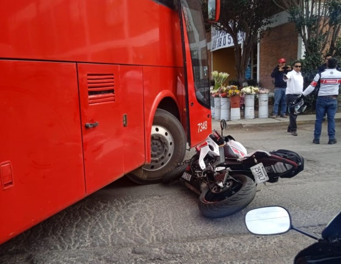 Moto de regidor de Tepeapulco acaba bajo camión por irresponsable