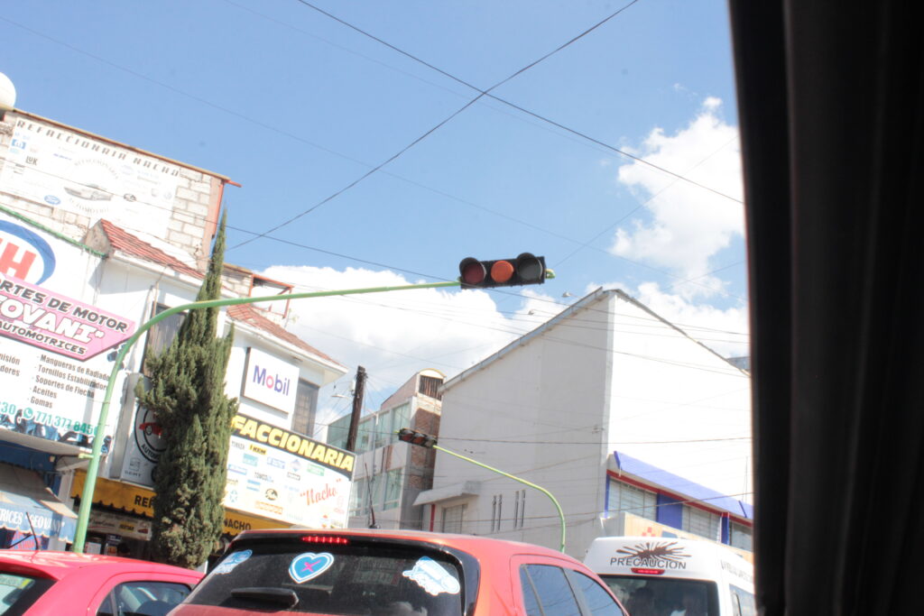 Caos en diversas calles de Pachuca por semáforos descompuestos