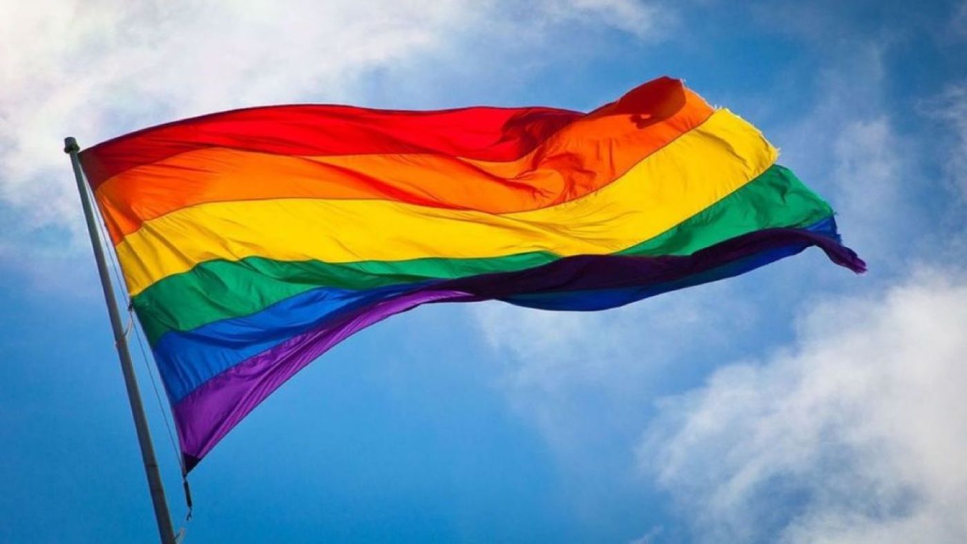 Juicio a mujer por mostrar bandera LGBTTIQ+
