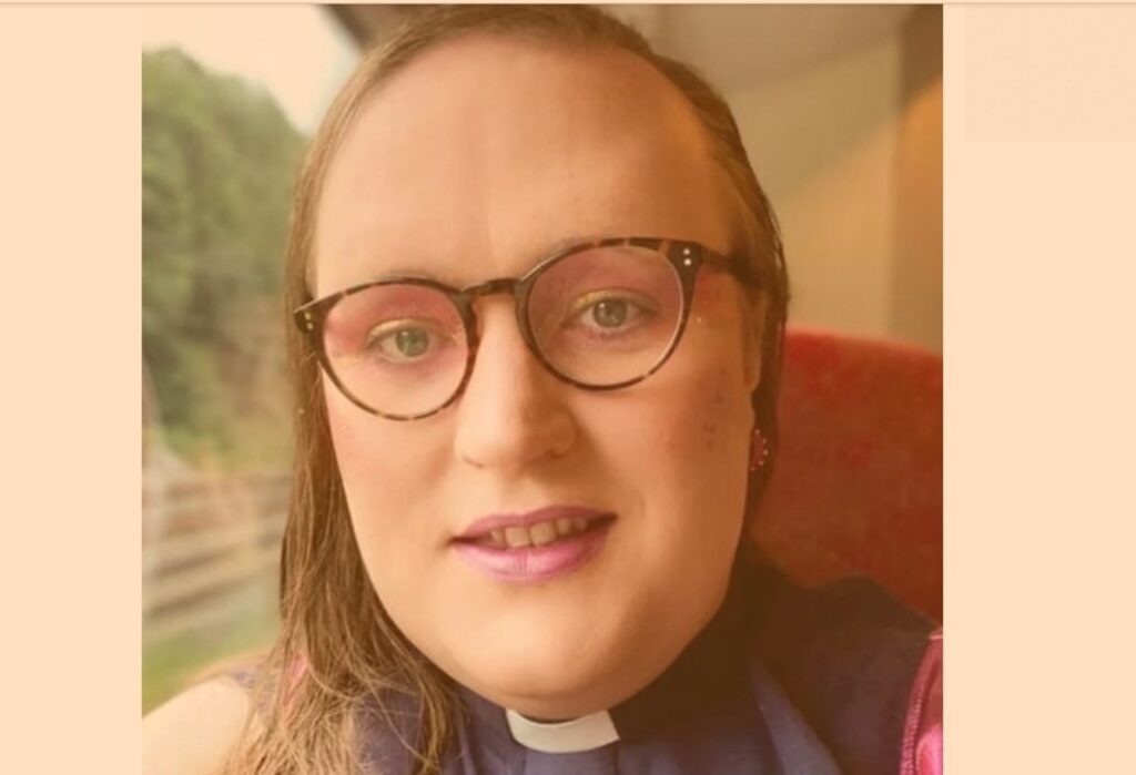 Oficia misa el primer sacerdote no binario