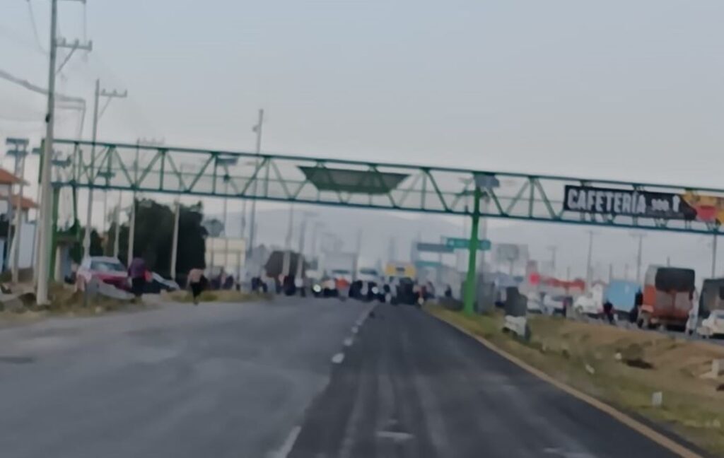 Por falta de agua cierran autopista en Epazoyucan