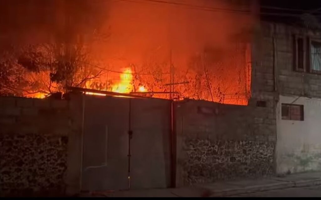 Incendio consume casa en Tepeapulco