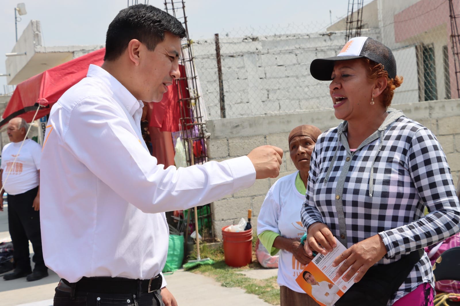 Víctor Juárez de MC recorre colonias de Mineral de la Reforma