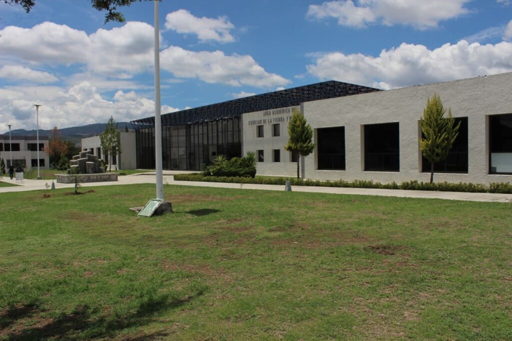 Estudiante de la UAEH intenta estrangular a su ex novia