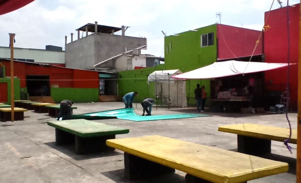 Siguen amurallando mercado de Sahagún