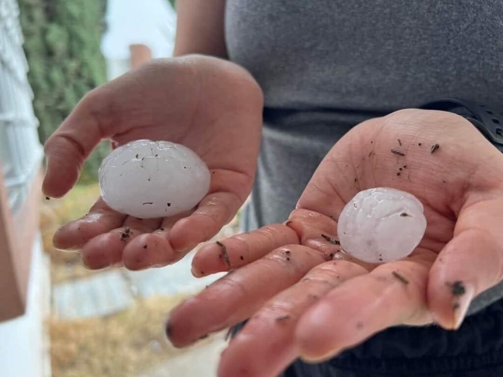 Daños en autos y viviendas deja granizada en Pachuca