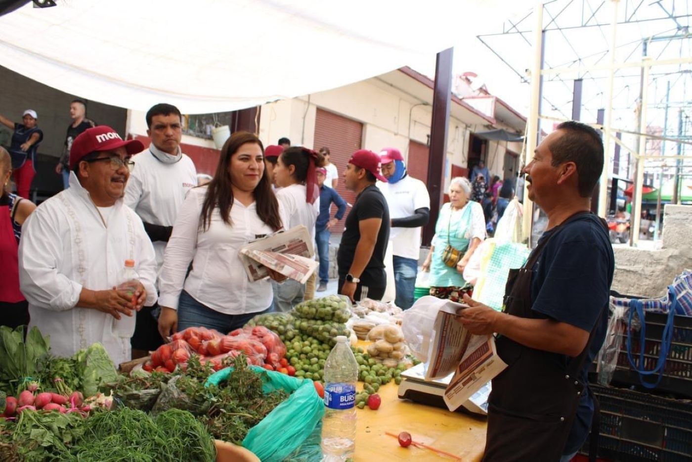 Alhely Medina recorrió el mercado de Zimapán