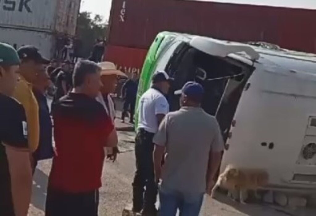 Chocan tren y camión de pasajeros con saldo de un muerto