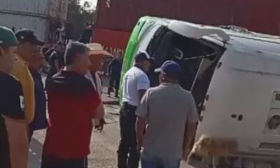 Chocan tren y camión de pasajeros con saldo de un muerto