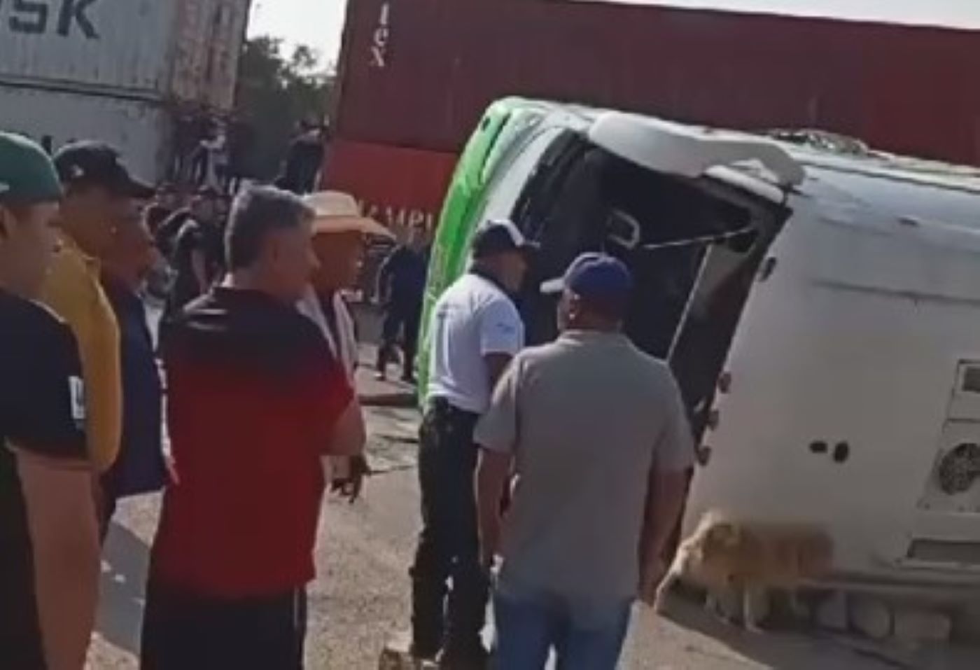 Chocan tren y camión de pasajeros con saldo de un muerto