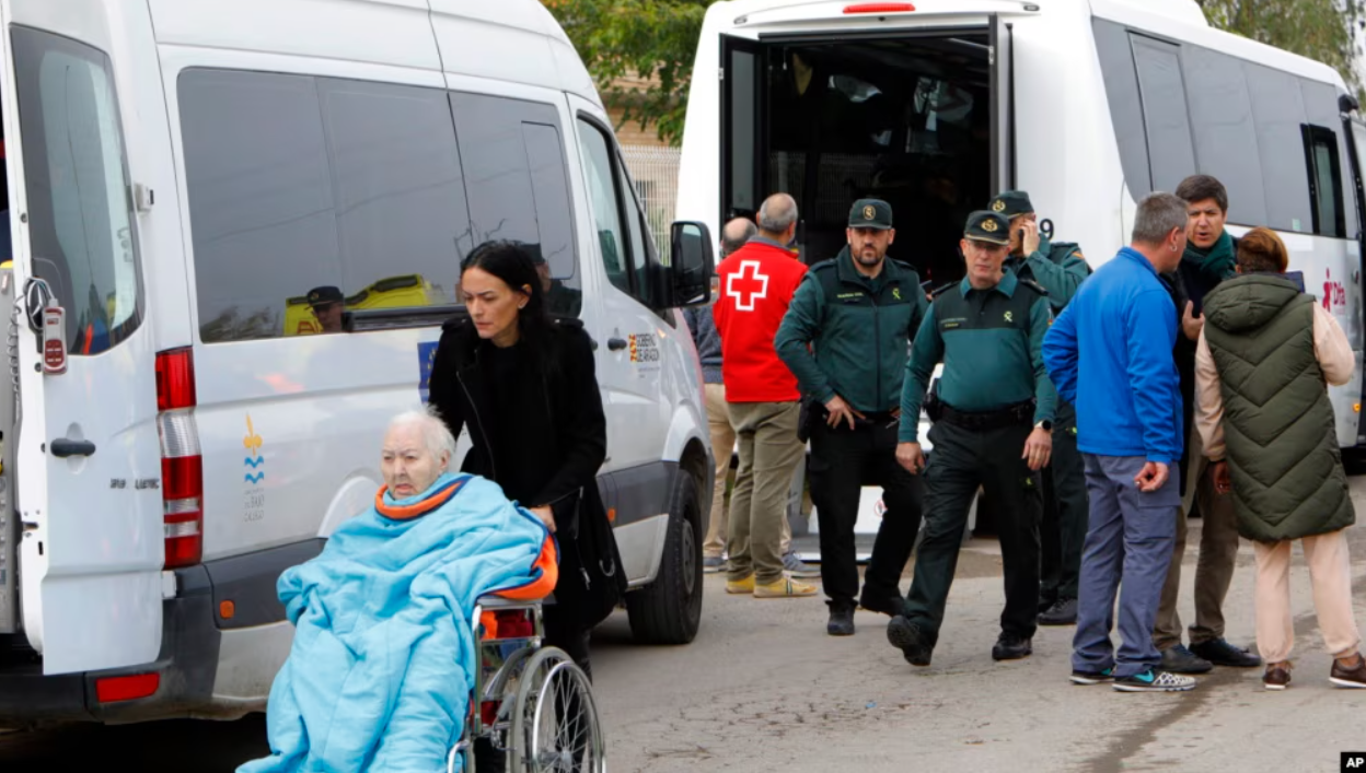 Al menos 10 personas murieron y dos resultaron heridas de gravedad en un incendio en una residencia de ancianos y enfermos mentales