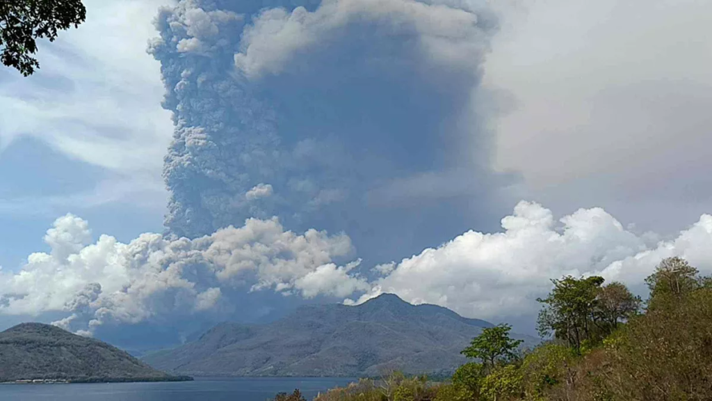 Volcán en Bali, hace erupción.