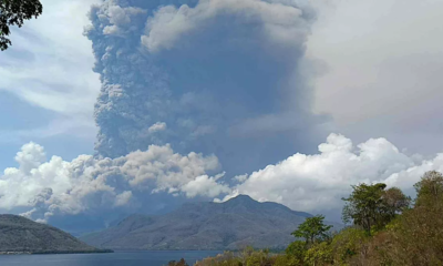 Volcán en Bali, hace erupción.