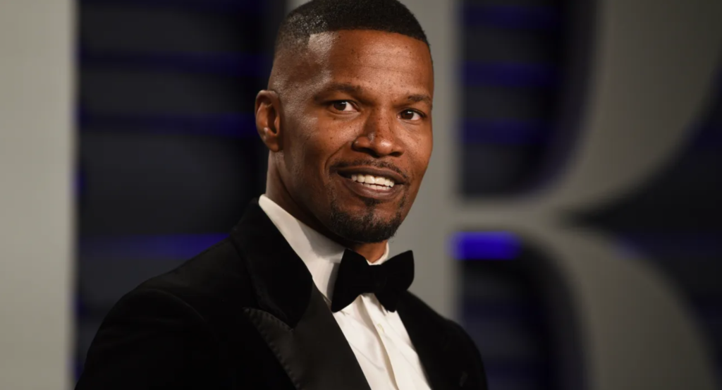 Jamie Foxx es golpeado con un vaso en su celebración de cumpleaños