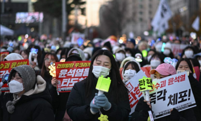 K-pop, villancicos y guillotinas en protestas contra presidente de Corea del Sur