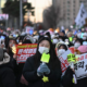 K-pop, villancicos y guillotinas en protestas contra presidente de Corea del Sur